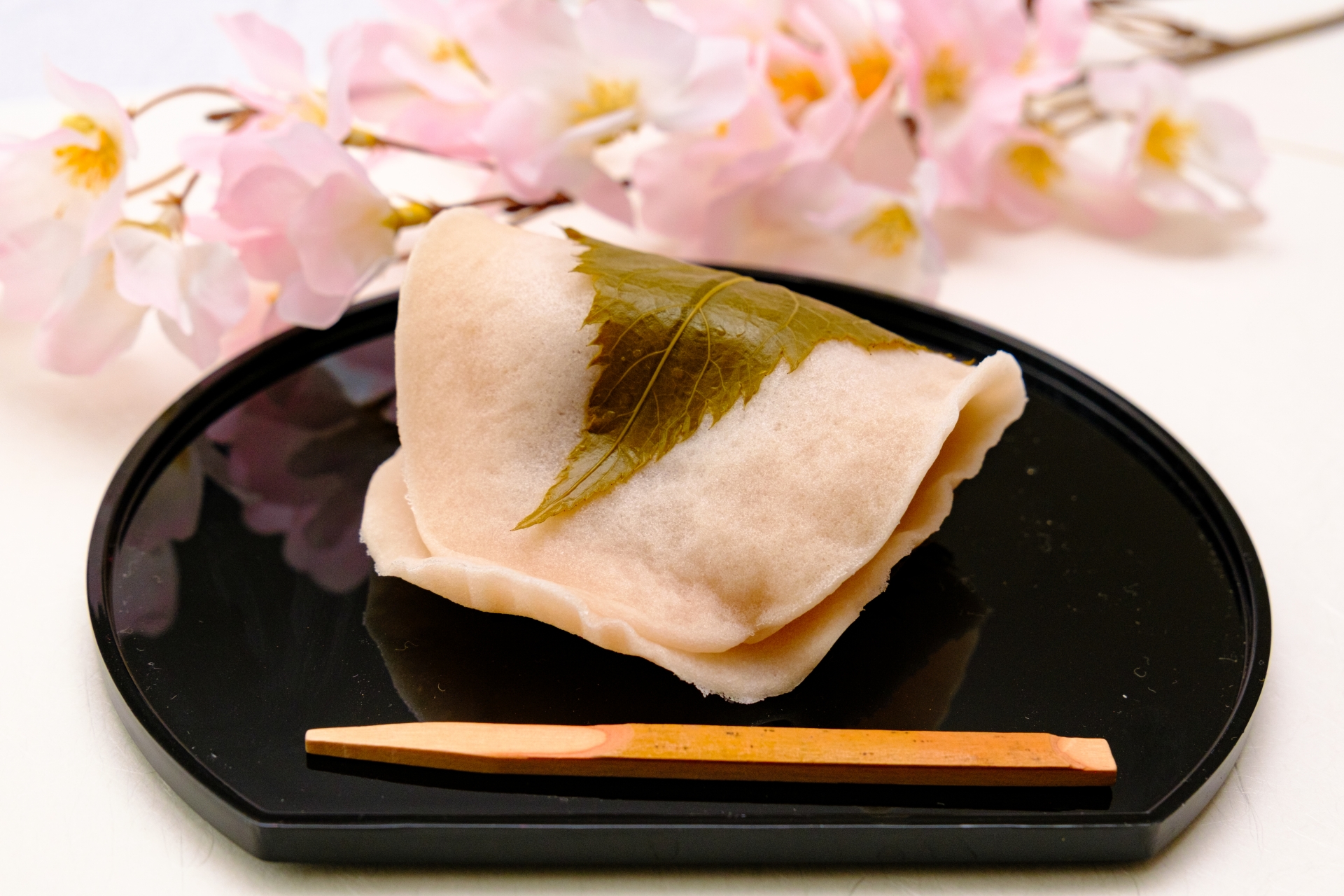 【桜餅の葉っぱは食べる派?剥がす派?】知られざる魅力と味わい方 | サザエの食卓ジャーナル | サザエ食品株式会社